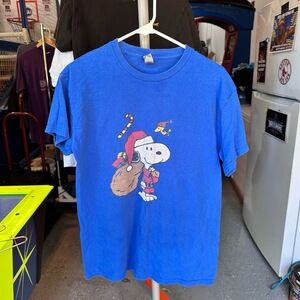 Gildan Blue Snoopy Short Sleeve Crew Neck Christmas Graphic Tee T Shirt Medium